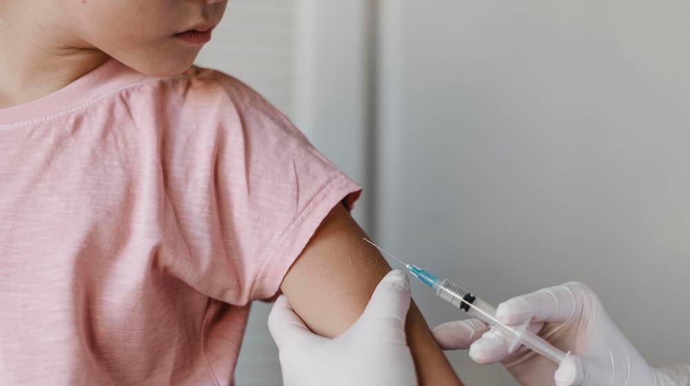 Freepik Assets "Free photo doctor administering a vaccine to kid"