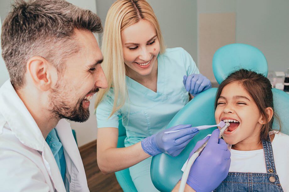 3 Langkah Membantu Anak Menikmati Pemeriksaan Gigi Pertamanya